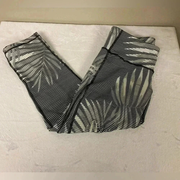 Old navy active leggings - Picture 2 of 7